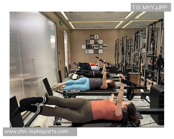 足球运动员如何锻炼腹肌塑造完美身材的秘诀与训练方法分享